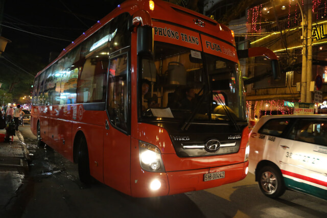 Phuong Trang bus at De Tham street