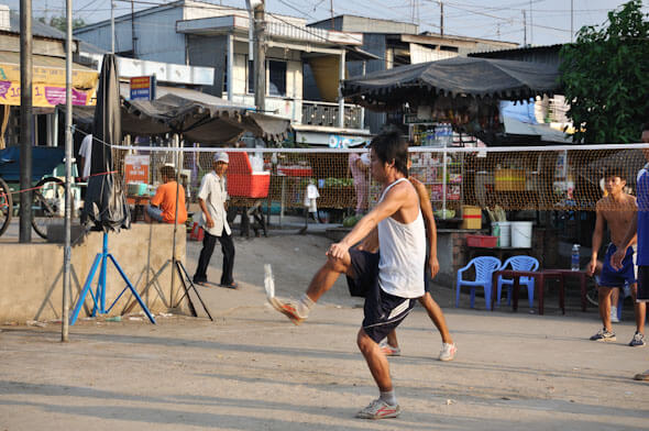 Man playing Da Cau