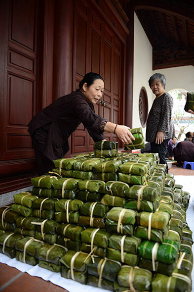 Woman selling Bunh Chung