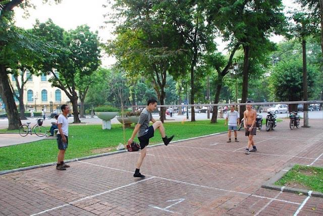 Young playing Da Cau in Hanoi
